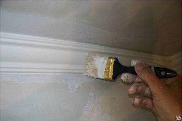 Чем и как покрасить потолочный плинтус из пенопласта: пошаговая инструкция