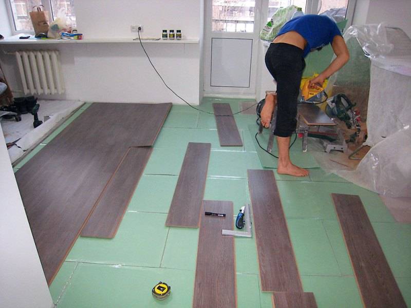 Укладка ламината на бетонный пол с подложкой своими руками: для начинающих