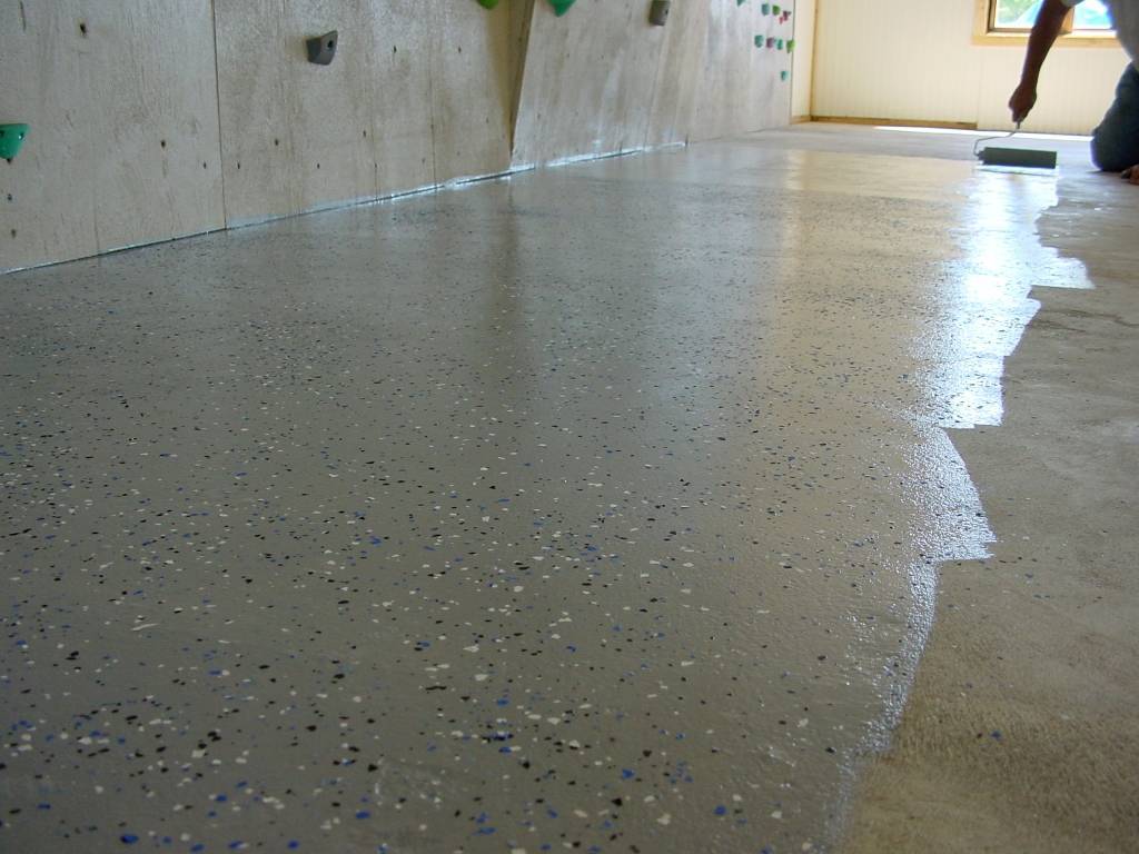 Краска для бетонного пола: нанесение, обеспыливание, выбор износостойкого состава