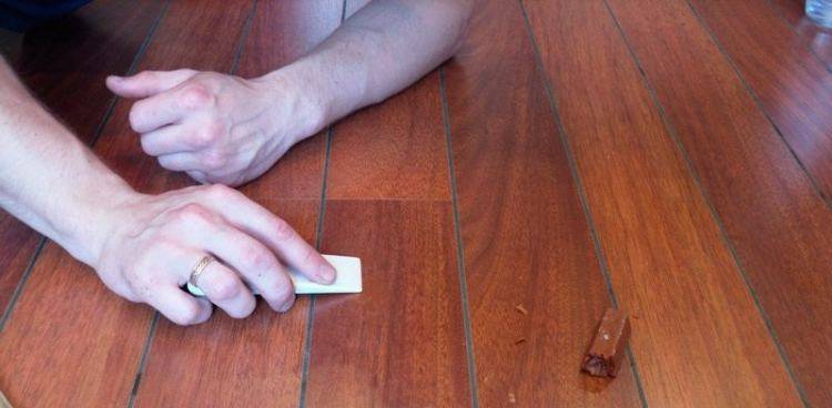 Чем можно заделывать щели в полу между доской, когда нужен ремонт, и как его выполнить