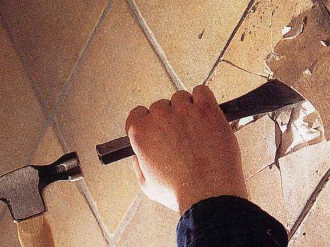 Как правильно снять плитку со стены