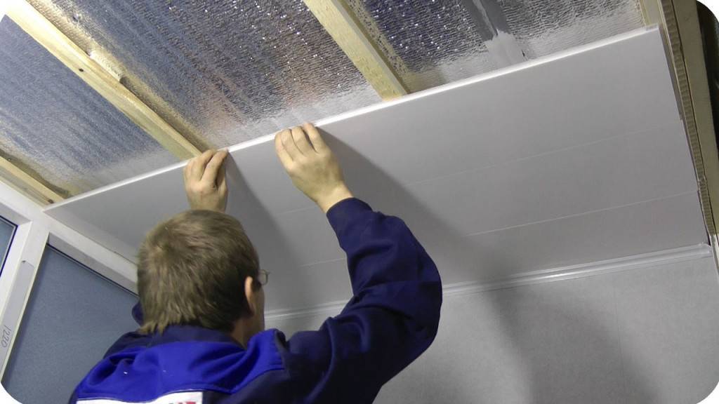 Как сделать потолок в ванной из пластиковых панелей – варианты и правила монтажа