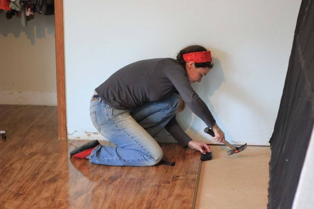 Укладка ламината на бетонный пол с подложкой — разбираем главное