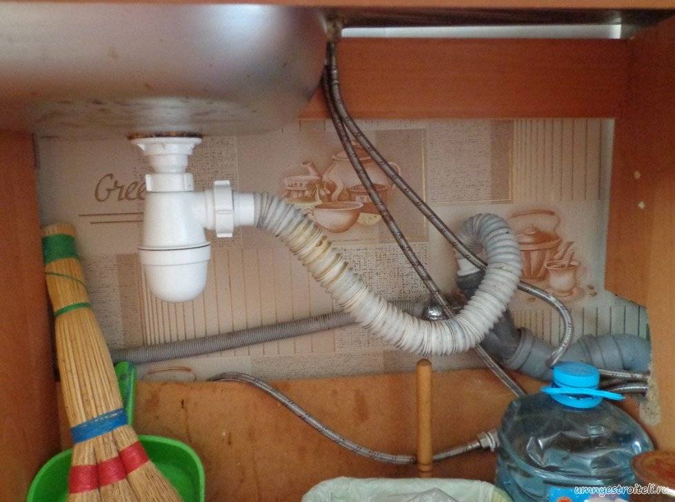 Неприятный запах канализации из раковины на кухне: как устранить в домашних условиях