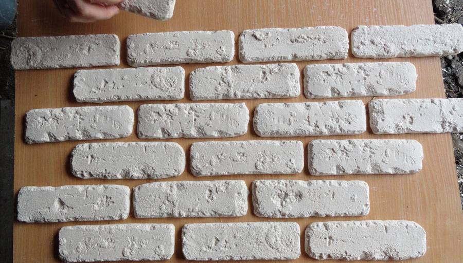 Как приклеить гипсовую плитку к стене? - строительные рецепты мира