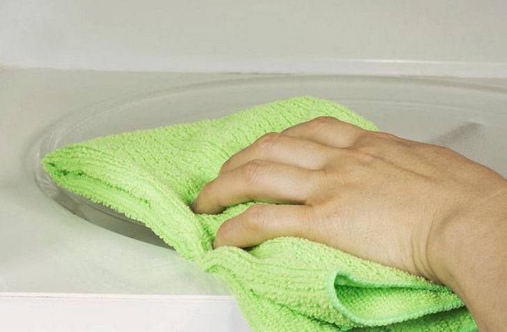 Необычно, но действенно: как постирать кухонное полотенце в микроволновке