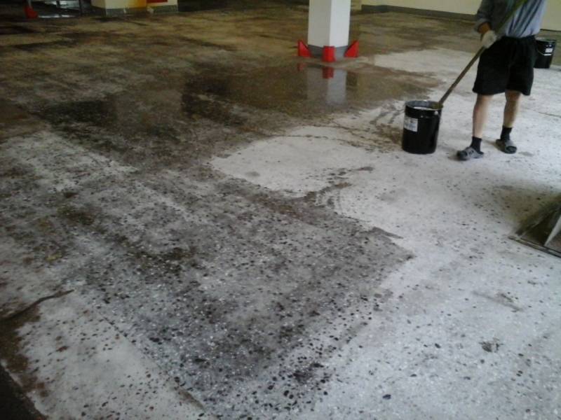 Пылит бетонный пол – причины появления, способы обеспыливания и обработка