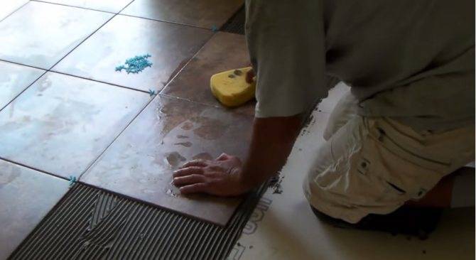 Как правильно класть плитку на пол: видео укладка напольной плитки своими руками