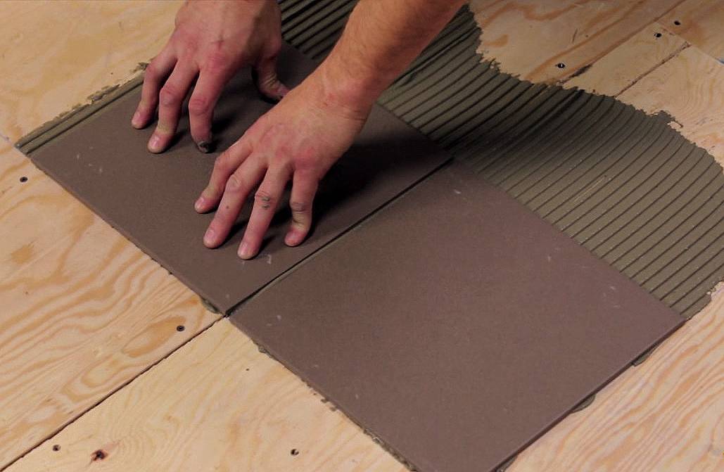 Как клеить плитку на пол – способы укладки, схемы и расчеты, пошаговые мастер-классы
