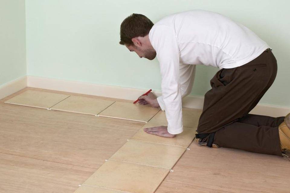 Укладка плитки на деревянный пол: советы мастеров