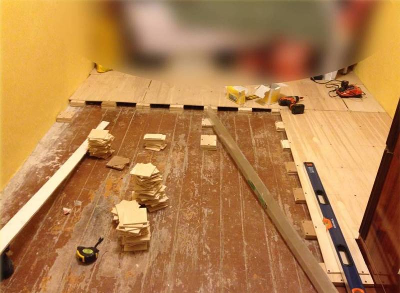 Как выровнять деревянный пол под ламинат: процесс выравнивания пола при помощи стяжки, фанеры и клиновидных лаг своими руками