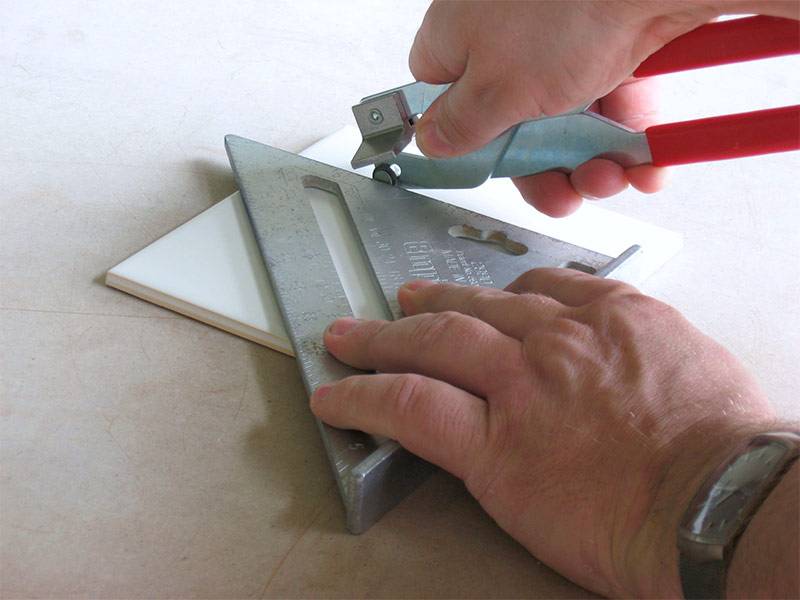 Как правильно резать плитку ручным плиткорезом