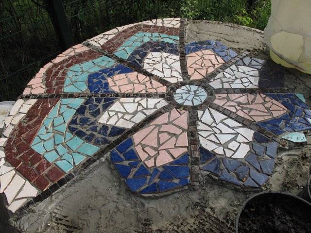 Красивая мозаика из битой керамики