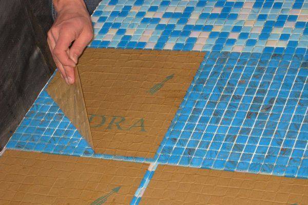 Как клеить плитку мозаику на пол в ванной и технология укладки