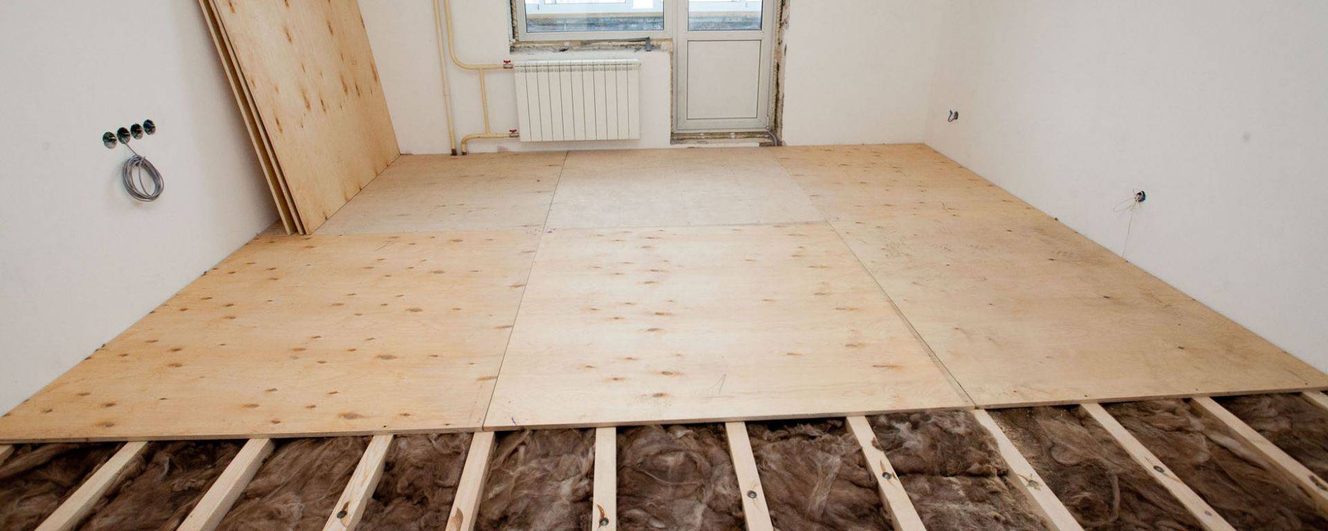 Какой должна быть толщина фанеры при кладке на деревянный пол: 3 параметра