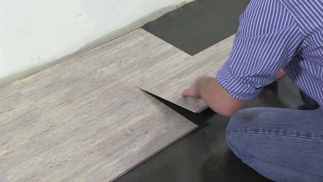 Укладка плитки пвх на пол своими руками (35 фото) — как клеить, технология и способы монтажа напольной виниловой плитки