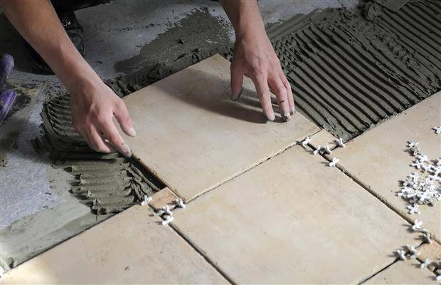 Укладка напольной плитки: как укладывать своими руками, как уложить, монтаж, кладка керамической плитки, как правильно, фото и видео