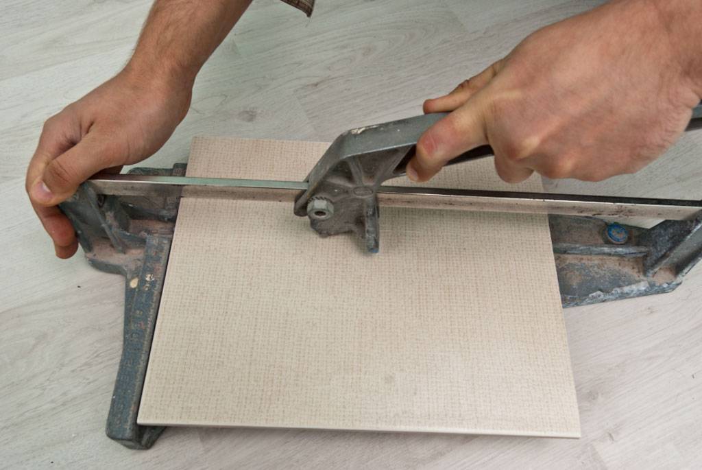 Чем резать плитку для пола резка напольной плитки, как разрезать, отрезать в домашних условиях керамическую плитку плиткорезом, чем пилить, фото и видео