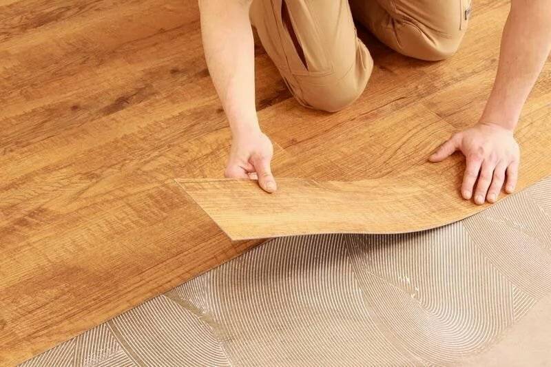Укладка виниловой плитки на деревянный пол