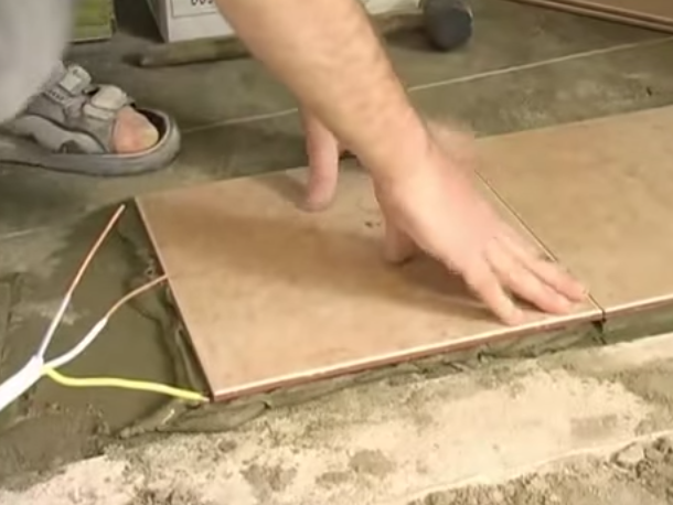 Укладка плитки на пол своими руками: пошаговая инструкция с фото и видео