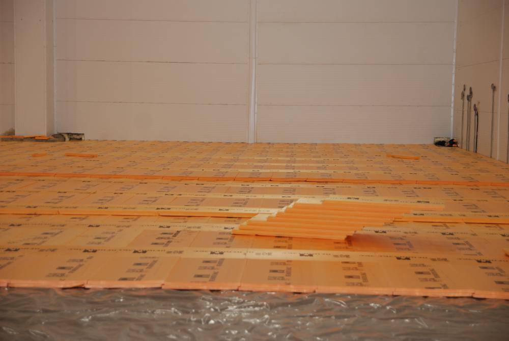 Укладка эппс на бетонный пол. подготовка полов под стяжку из пенополистирола экструдированного | строительство и ремонт
