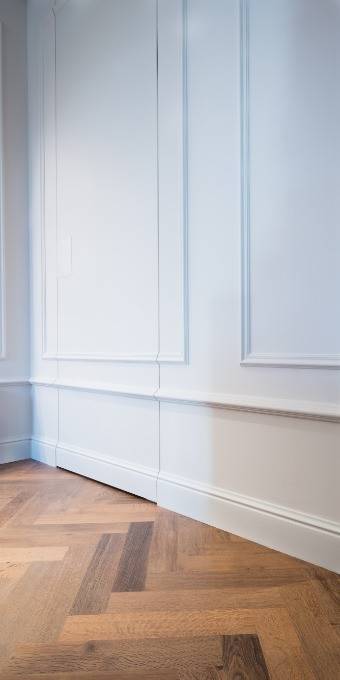 Широкий плинтус для пола в интерьере: как правильно подобрать по цвету дверей, к чему подбирают белые и серые плинтуса
 - 24 фото