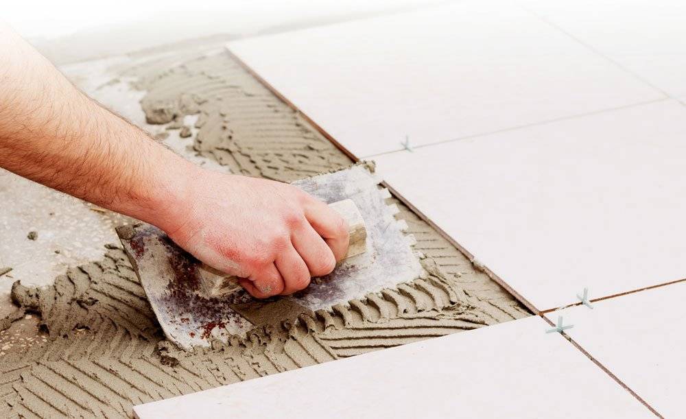 Укладка плитки на неровный пол — особенности монтажа и предостережения