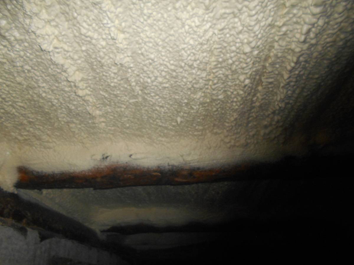 Утепление дома пеной: монтажная пена своими руками, пол и между стен, заливка и напыление
