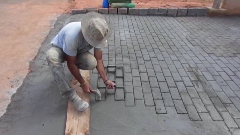 Укладка тротуарной плитки на старый бетон
