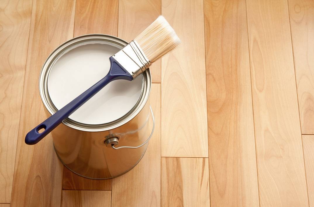Чем покрасить деревянный пол в доме? варианты и что лучше выбрать