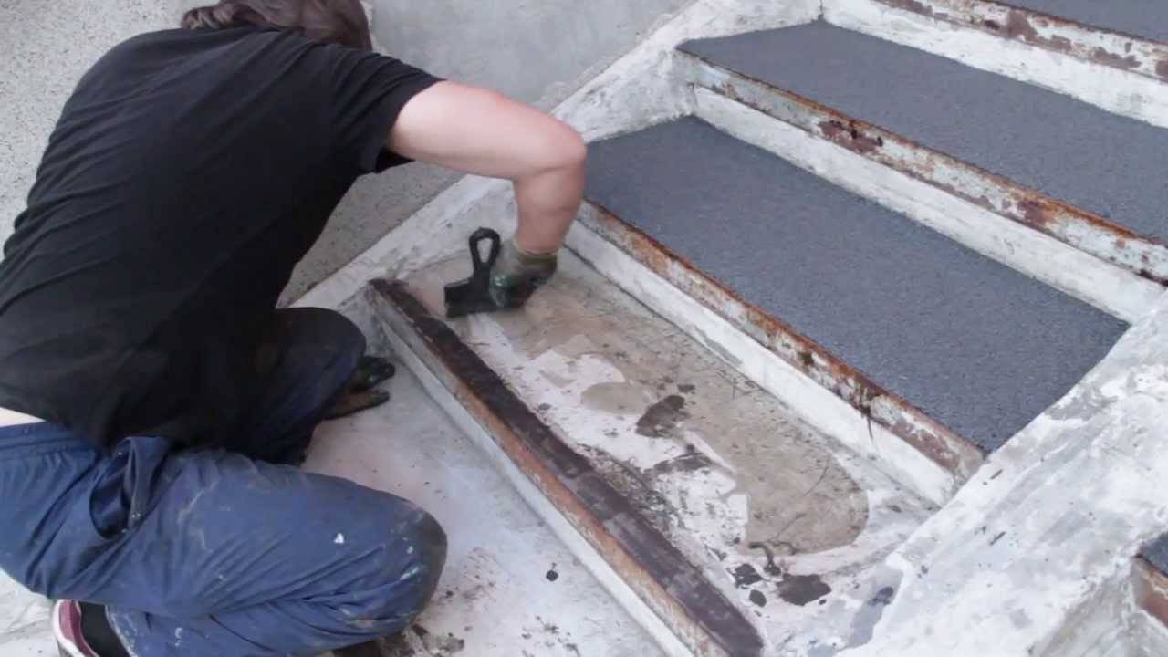 Как приклеить отклеившуюся плитку на полу?