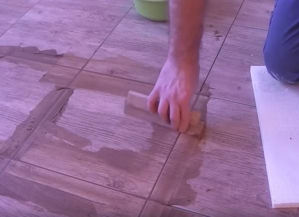 Как положить плитку на деревянный пол — советы экспертов