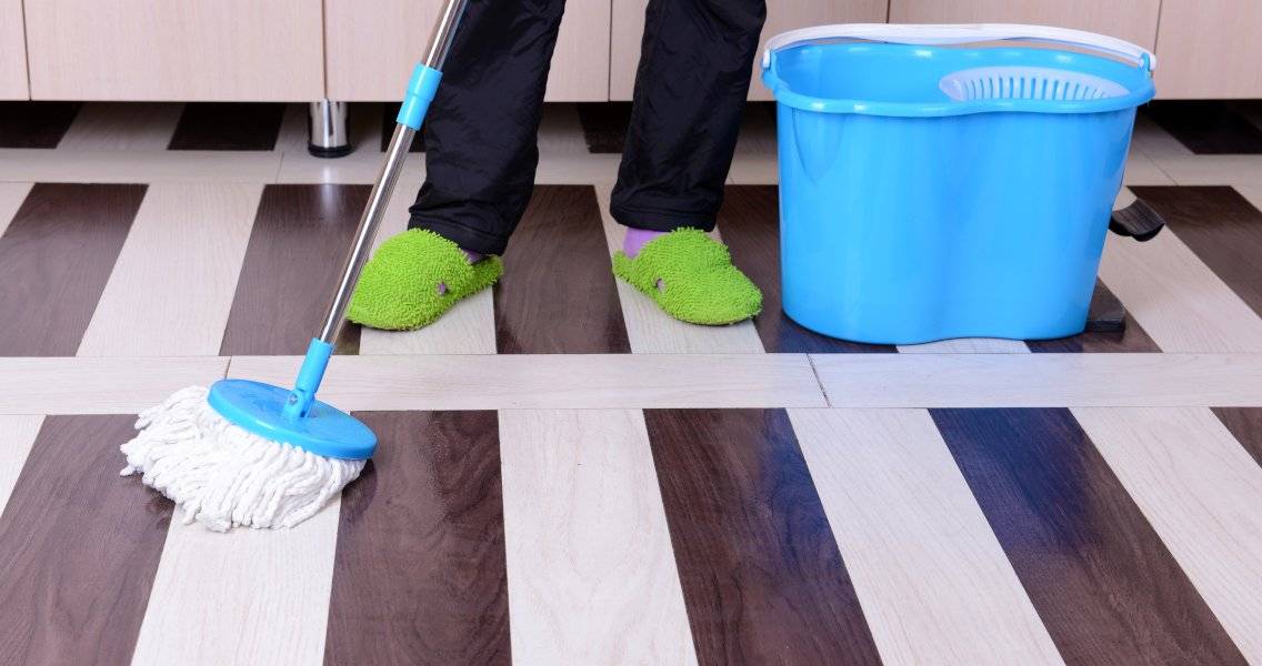 Как правильно мыть полы: универсальные моющие средства для уборки дома