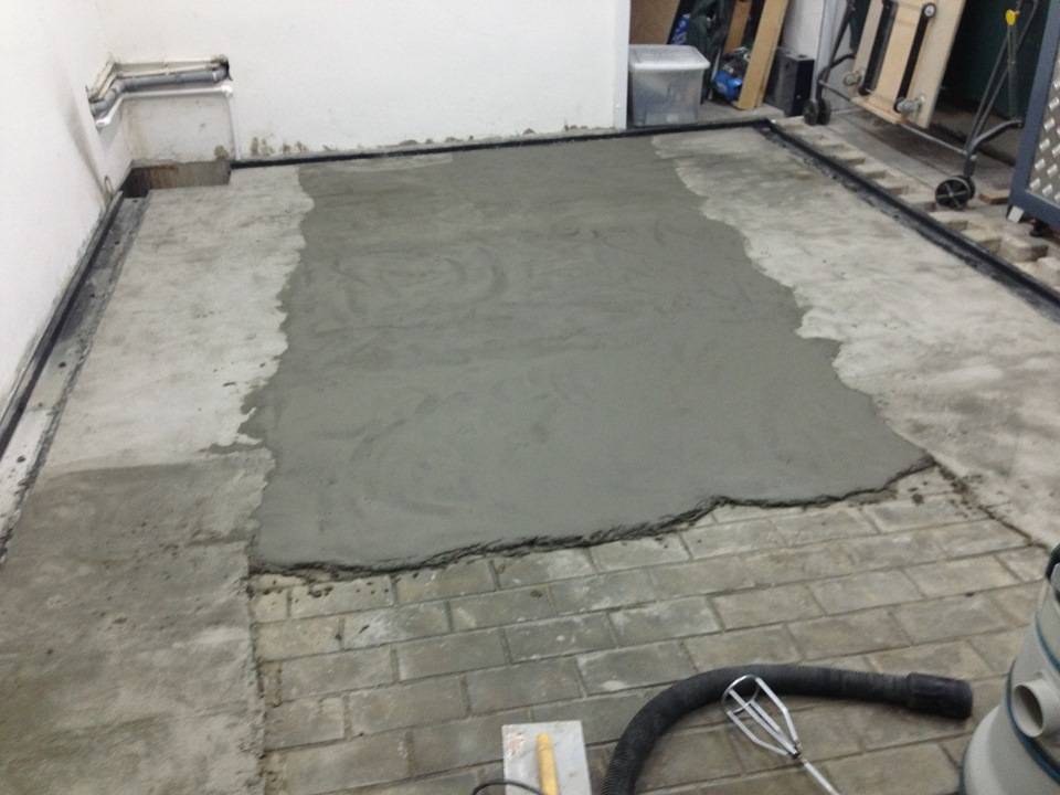 Как залить пол в гараже бетоном