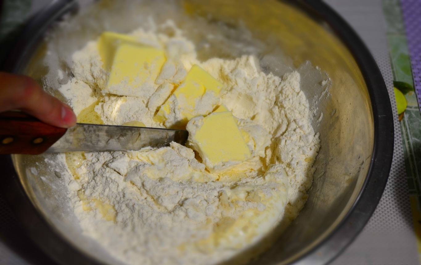 Пирог масло сливочное и яйца. Тесто на сливочном масле. Мука перемешанная с сливочным маслом. Перемешиваем тесто. Пирог с маслом сливочным.