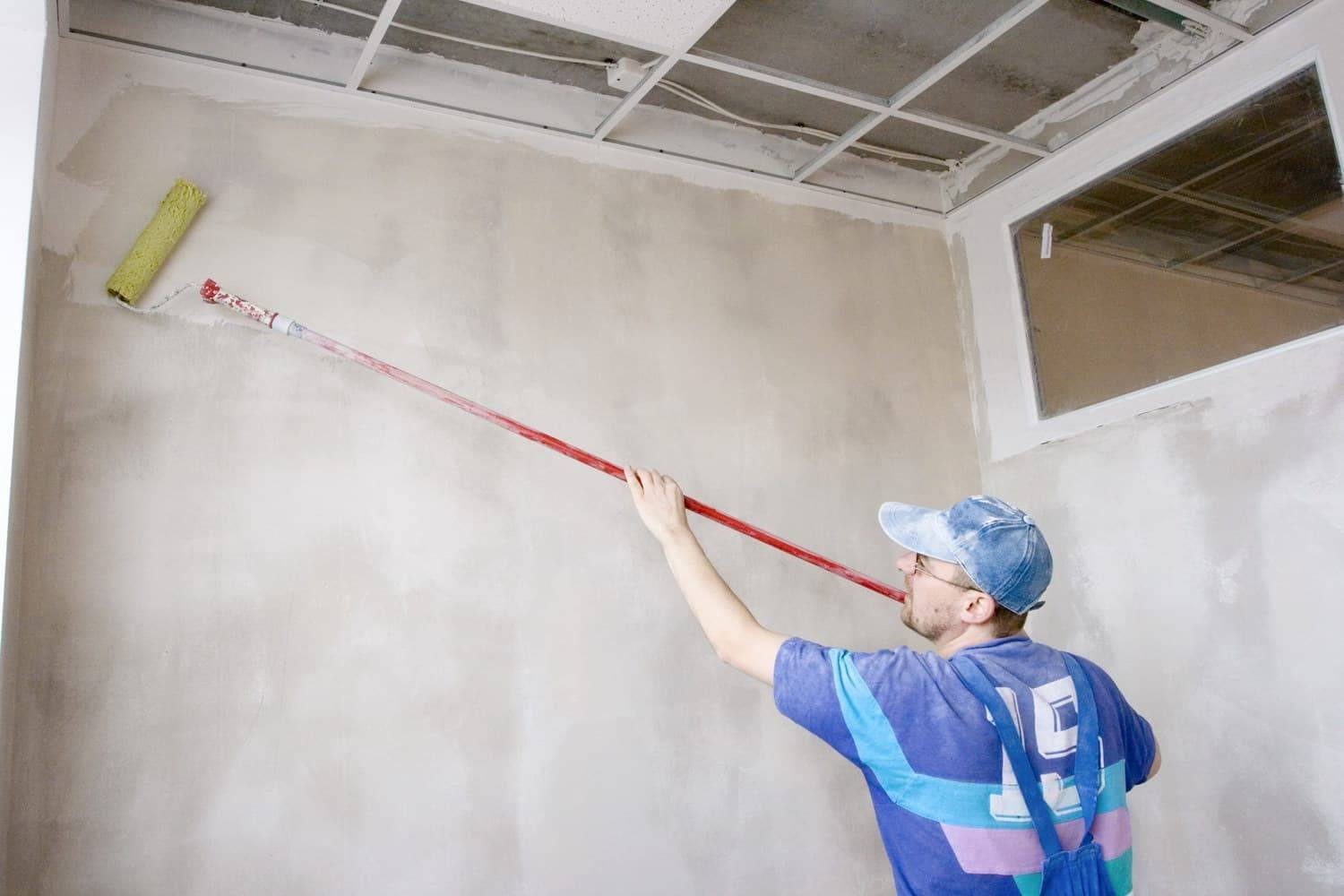 Покраска потолка и стен - подготовка поверхности, технология нанесения краски кистью, валиком или распылителем