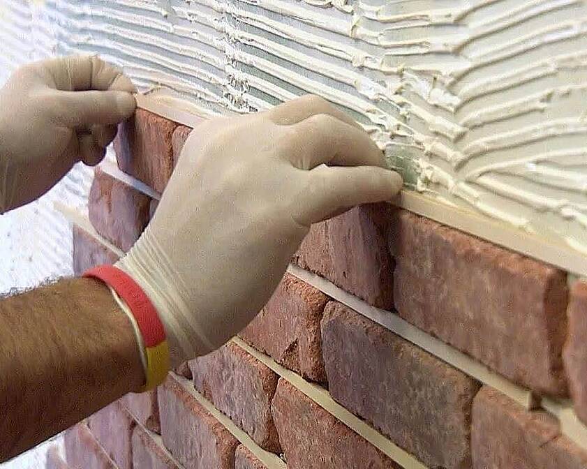 Поклейка гипсовой плитки под кирпич на стену: как выложить своими руками
