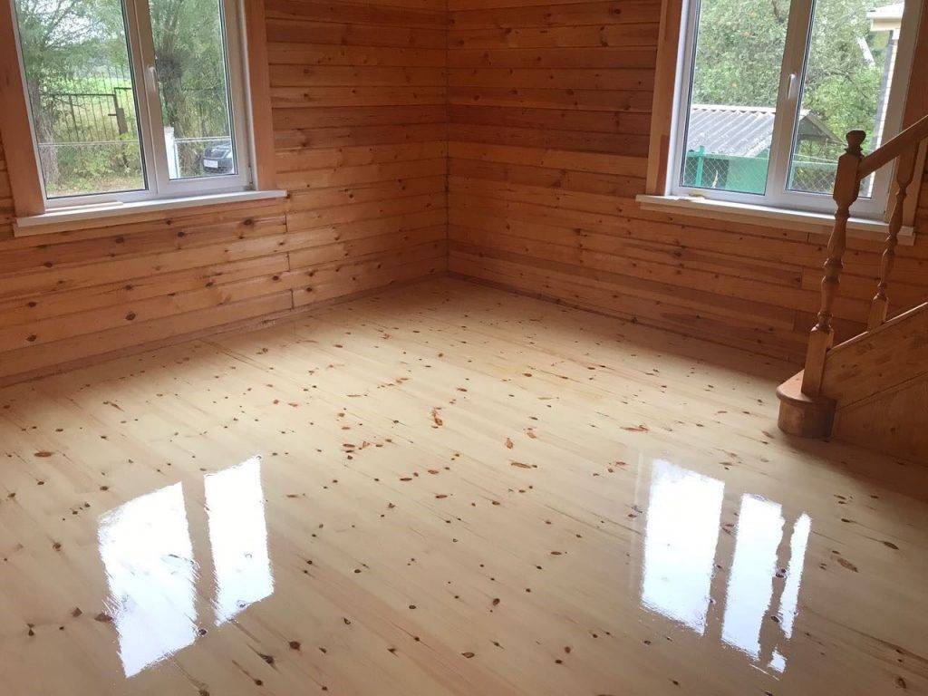 Чем покрыть деревянные полы в доме — рассматриваем суть