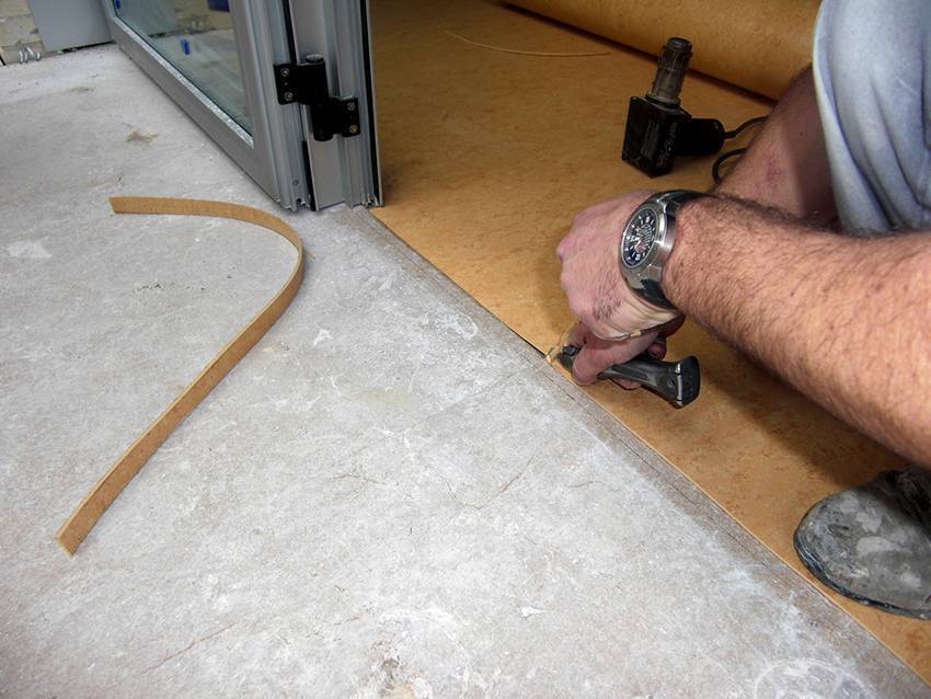 Чем приклеить линолеум к бетонному полу
