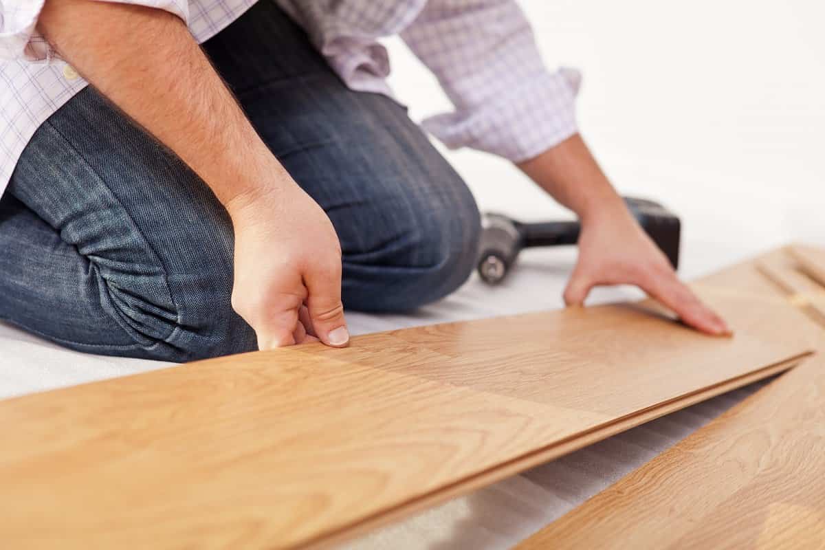 Как самостоятельно убрать скрип деревянного пола в квартире