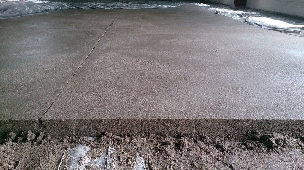 Сколько сохнет стяжка пола: полусухая из пескобетона м300, бетонная под плитку 10 см в квартире, через сколько можно ходить по цементной