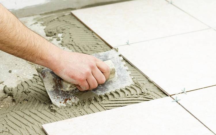 Укладка плитки на плитку: когда это возможно, обработка старого покрытия, необходимые материалы, технология укладки