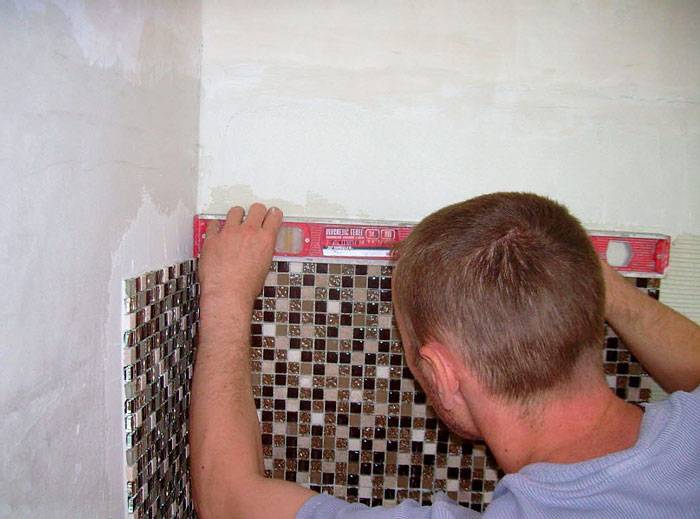 Как правильно клеить, класть мозаичную плитку на стены и пол. технология укладки.