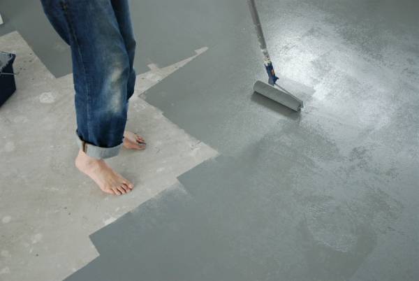 Разбираемся как и чем покрасить бетонный пол, советы по окраске