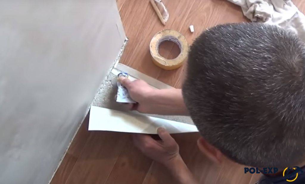 Как склеить линолеум при помощи шнура и холодной сварки, видео-инструкция по склейке линолеума на стыках