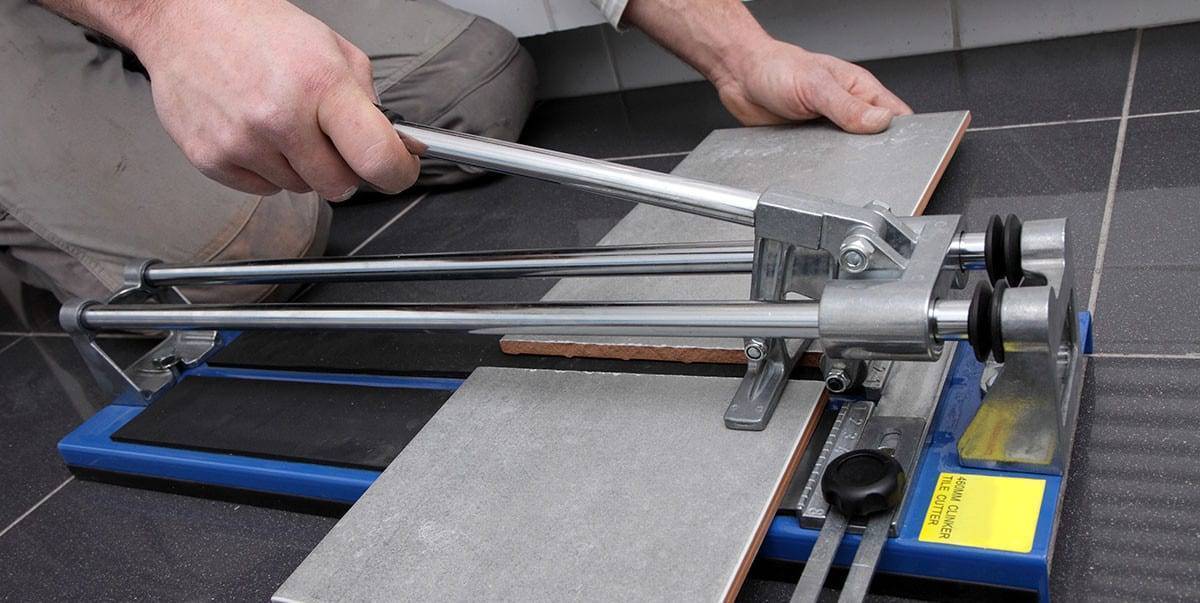 Как резать плитку плиткорезом: используем ручной и электрический инструмент