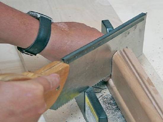 Как резать углы потолочного плинтуса