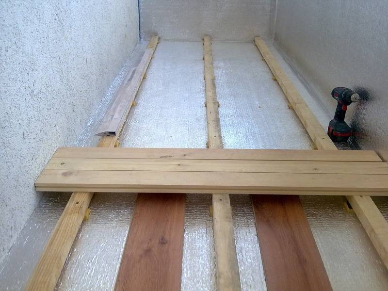 Как постелить утепленный деревянный пол по лагам — строй дом сам