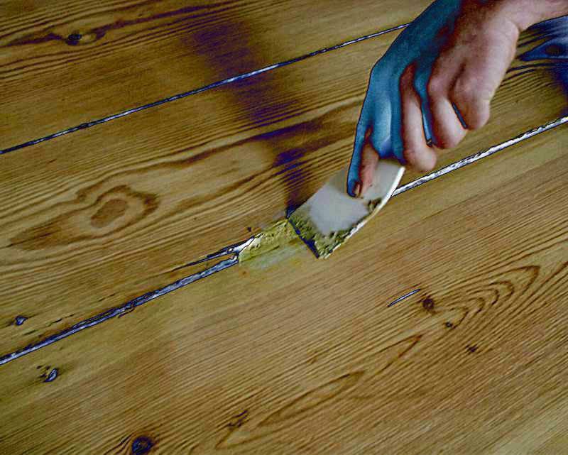 Чем заделать щели в деревянном полу между досками: материалы и методы