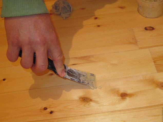 Как заделать щели в деревянном полу